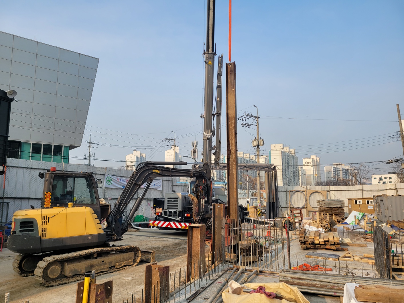 12. 2025.04.04(금)_가시설 SIDE PILE 인발 작업(1).jpg